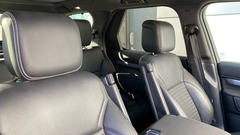 Land Rover Discovery 3.0 D300 Dynamic SE 5dr Auto Diesel Station Wagon